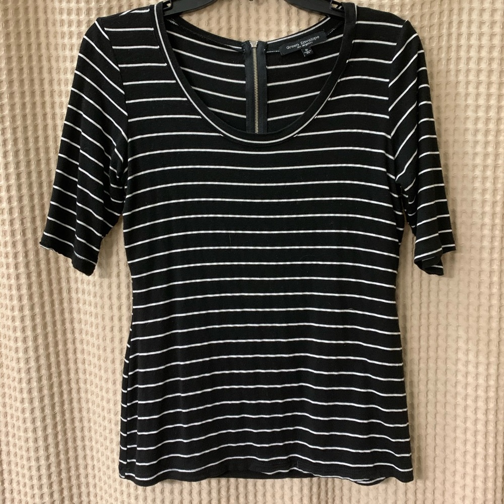 Scoop neck back zippered striped t